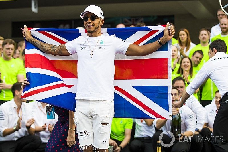 Campeón del mundo 2017 Lewis Hamilton, Mercedes AMG F1 con el equipo