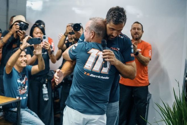 Rubens Barrichello abra&ccedil;a Maur&iacute;cio Ferreira