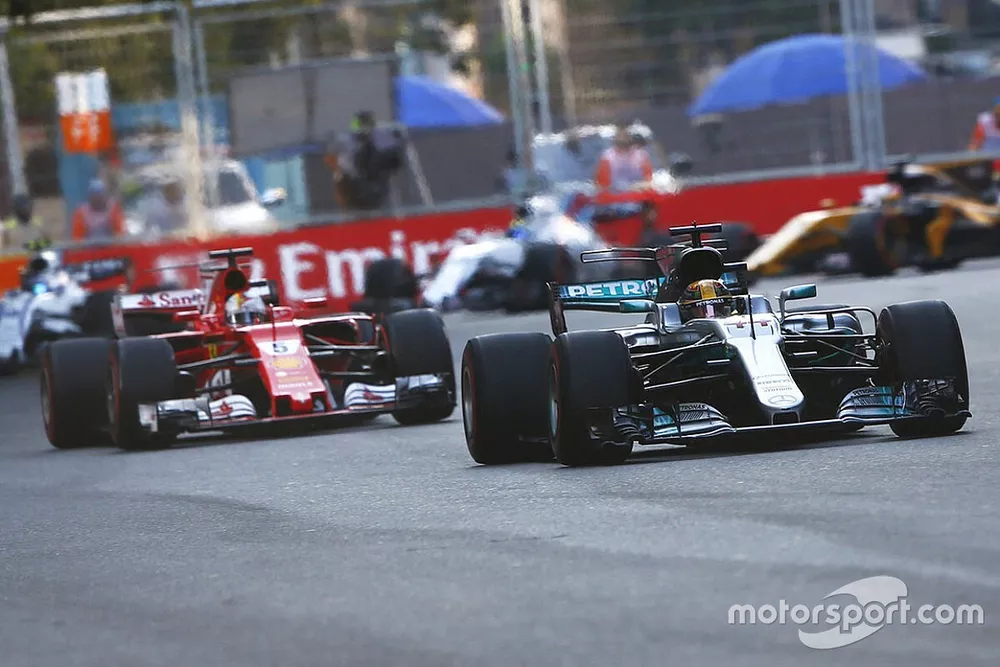 Lewis Hamilton, Mercedes AMG F1 W08 devant Sebastian Vettel, Ferrari SF70H