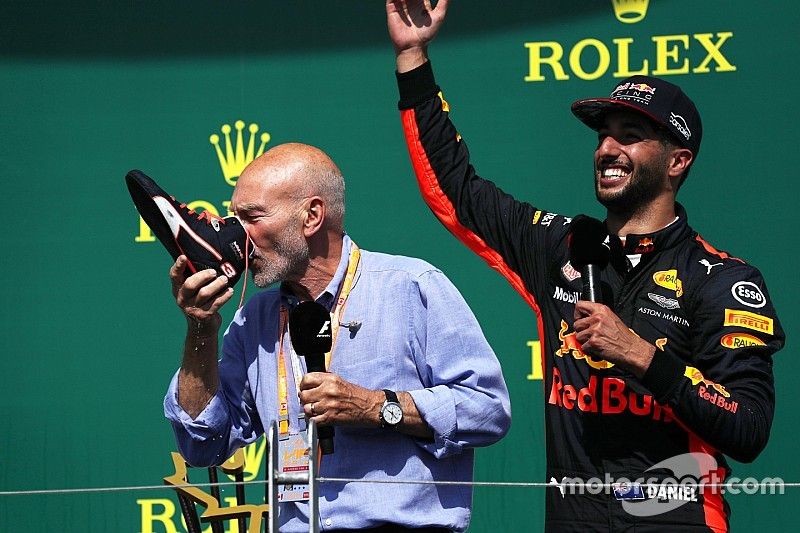 Podium: Patrick Stewart, hace el Shoey, Daniel Ricciardo, Red Bull Racing