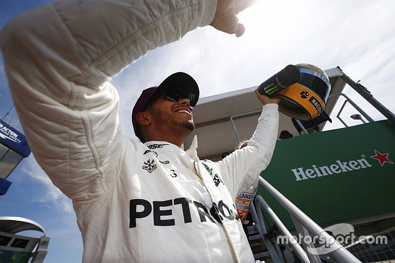 Lewis Hamilton, Mercedes AMG F1, muestra su casco de Ayrton Senna, un regalo despu&eacute;s de igualar el r