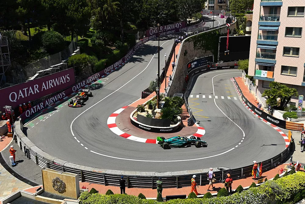 Fernando Alonso, Aston Martin AMR23, Sergio P&eacute;rez, Red Bull Racing RB19
