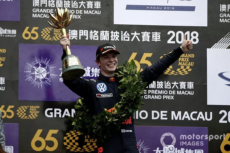 Podium: Race winner Dan Ticktum, Motopark Academy
