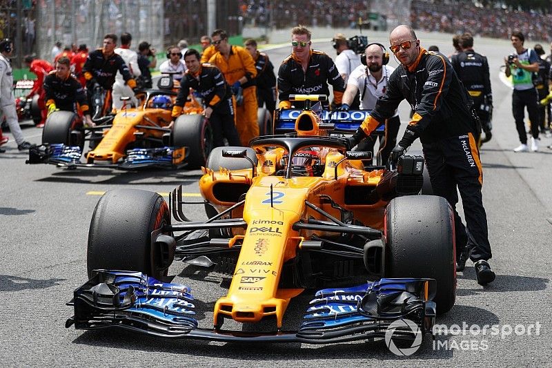Stoffel Vandoorne, McLaren MCL33, arrives on the grid