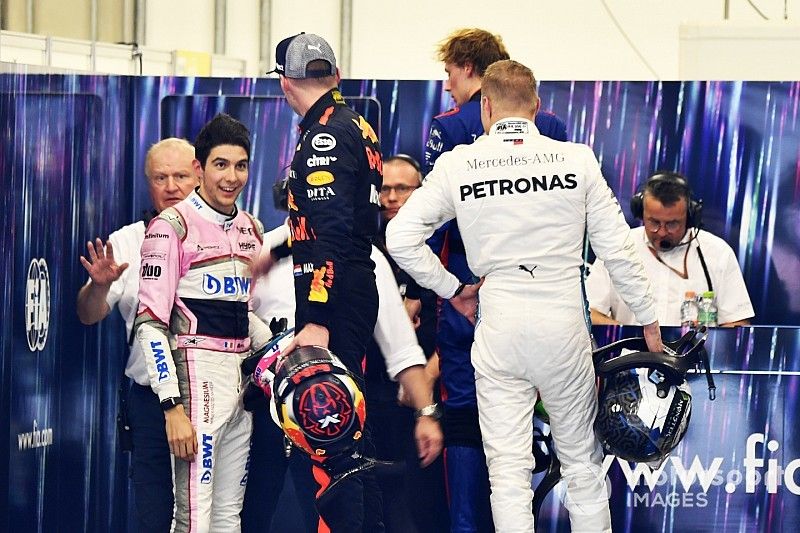 Max Verstappen, Red Bull Racing y Esteban Ocon, Racing Point Force India discuten despu&eacute;s de la carrera tras su accidente en pista