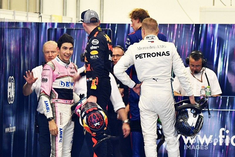 Max Verstappen, Red Bull Racing y Esteban Ocon, Racing Point Force India discuten despu&eacute;s de la carrera tras su accidente en pista
