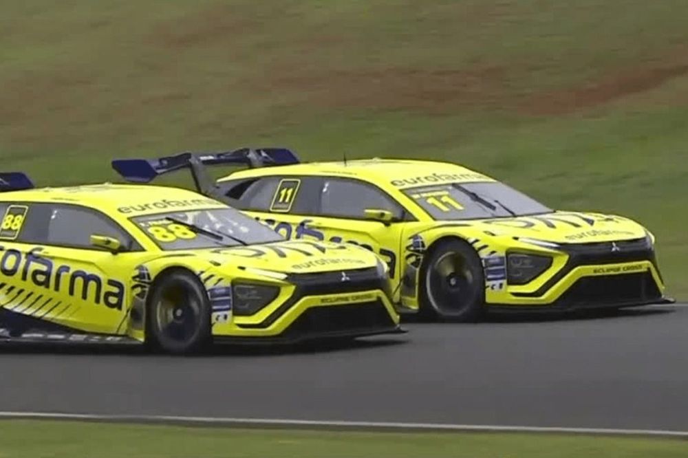 gaetano-di-mauro-e-felipe-fraga-lado-a-lado-em-cascavel-duelo-garantiu-emocao-ate-a-ultima-volta-da-stock-car-16142