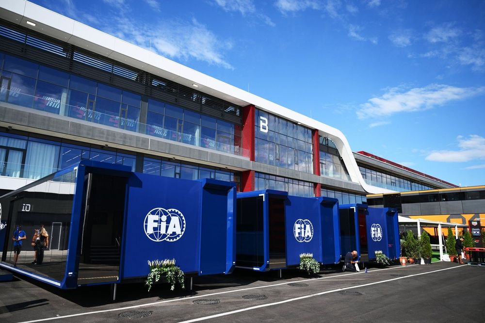 El motorhome de la FIA en el paddock