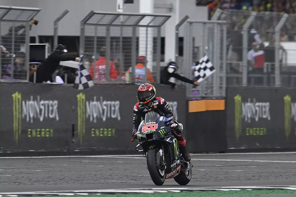Bandera a cuadros para Fabio Quartararo, Yamaha Factory Racing 