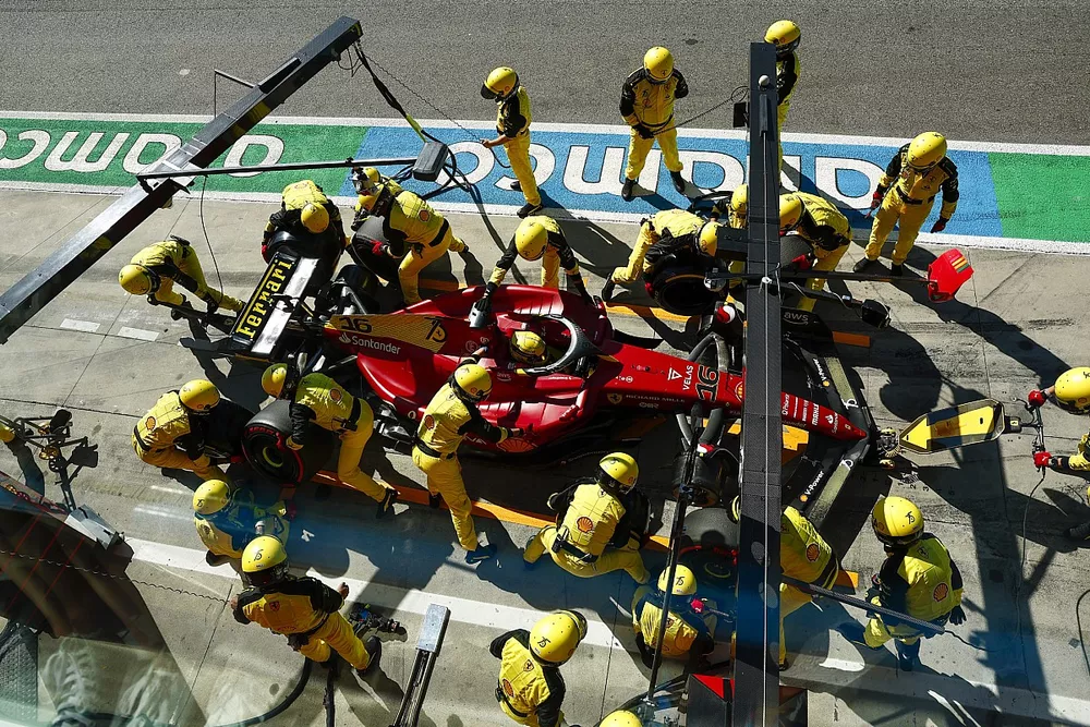 Charles Leclerc, Ferrari F1-75, fait un arr&ecirc;t