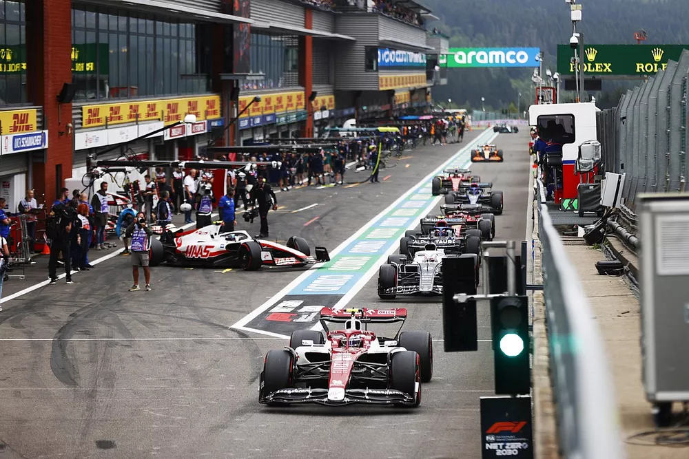 Zhou Guanyu, Alfa Romeo C42, Liam Lawson, AlphaTauri AT03, Mick Schumacher, Haas VF-22, y el resto de los coches salen despu&eacute;s de la bandera roja