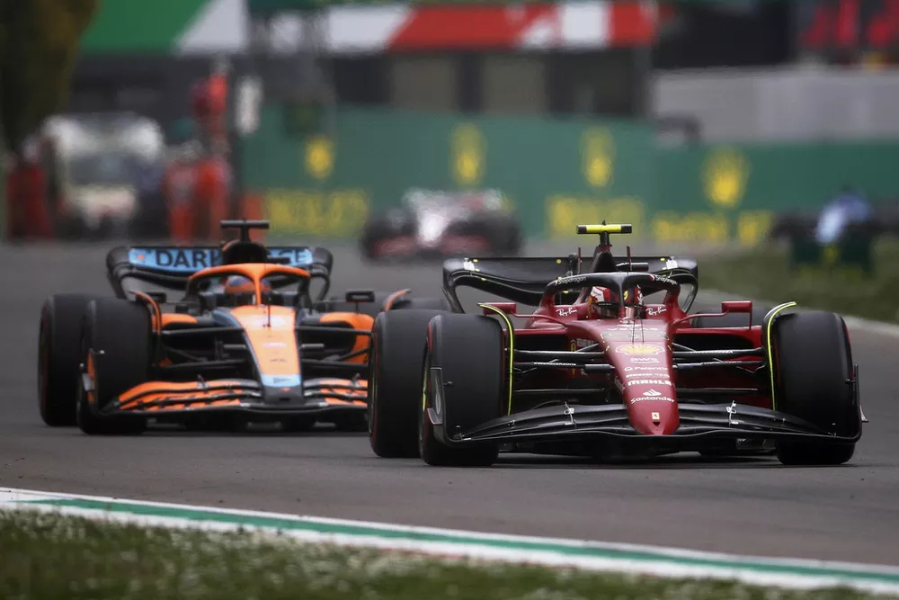 Carlos Sainz Jr., Ferrari F1-75, Daniel Ricciardo, McLaren MCL36