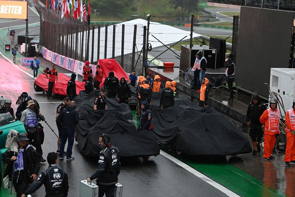 Coches cubiertos en Parc Ferme