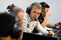 "Checo P&eacute;rez se penaliza a s&iacute; mismo al chocar", dice Magnussen