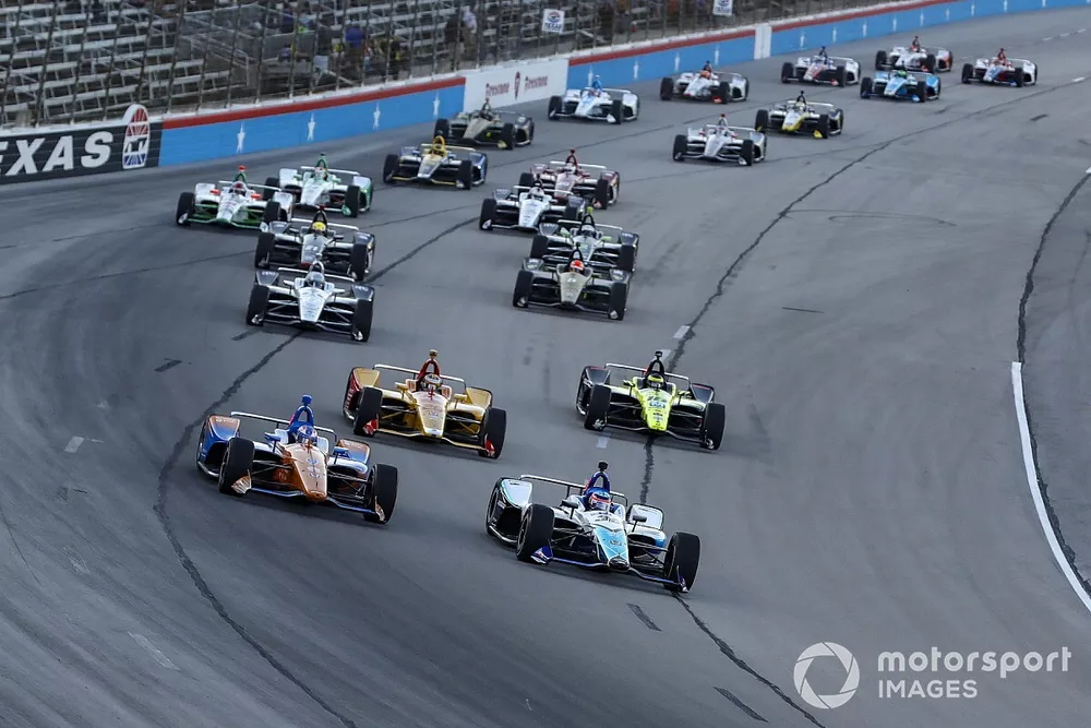 Takuma Sato, Rahal Letterman Lanigan Racing Honda leads at the start