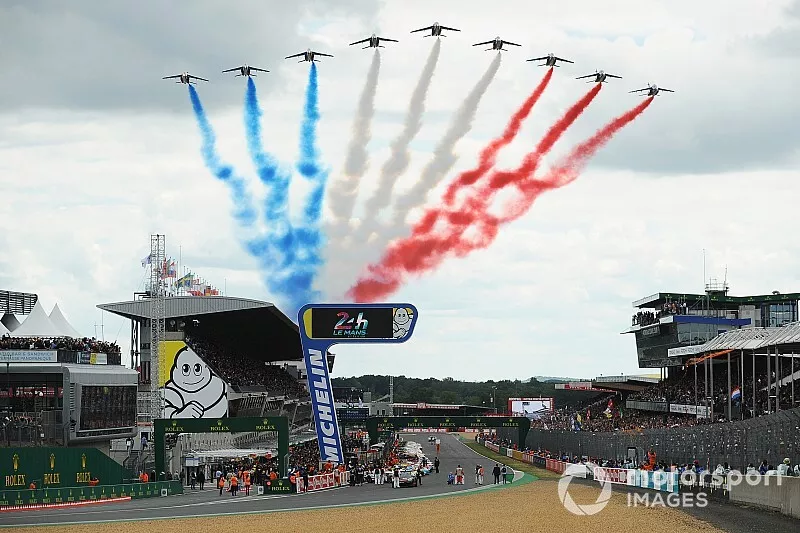 Aviones pasan sobre el circuito 