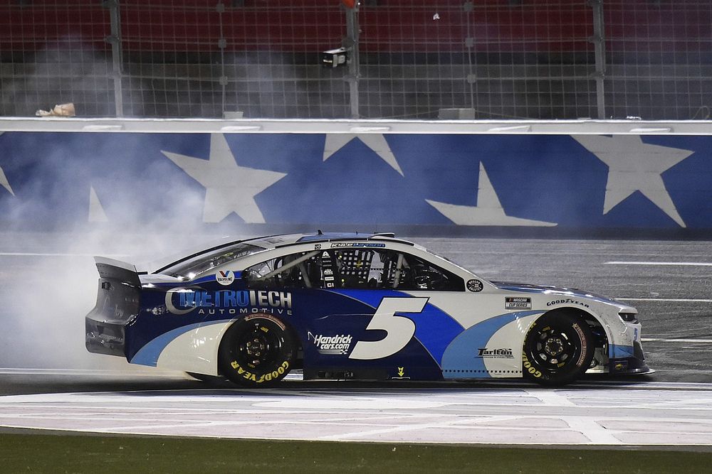 Kyle Larson, Hendrick Motorsports, Chevrolet Camaro MetroTech, ganador de la carrera. 