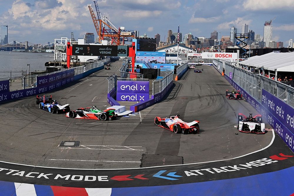 Pascal Wehrlein, Tag Heuer Porsche, Porsche 99X Electric, hits Alex Lynn, Mahindra Racing, M7Electro, spins him round