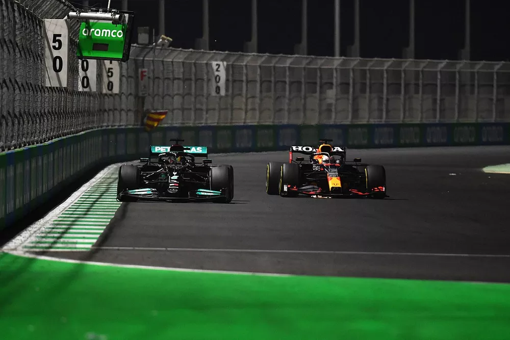 Lewis Hamilton, Mercedes W12, Max Verstappen, Red Bull Racing RB16B