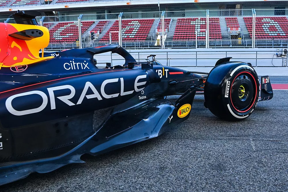 Sergio Perez, Red Bull Racing RB18, leaves the garage