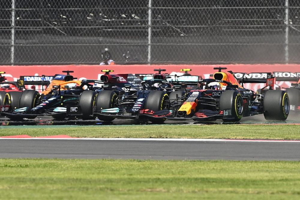 Max Verstappen, Red Bull Racing RB16B, Lewis Hamilton, Mercedes W12, y Sergio P&eacute;rez, Red Bull Racing RB16B, mientras Valtteri Bottas, Mercedes W12, hace un trompo
