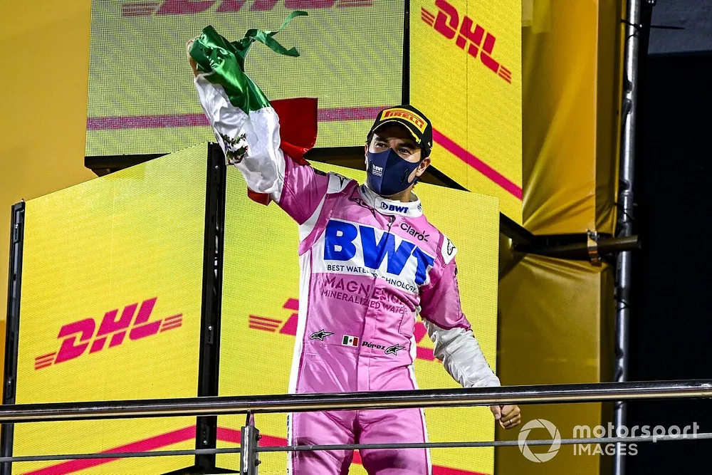 Le vainqueur Sergio Perez, Racing Point, sur le podium avec un drapeau mexicain