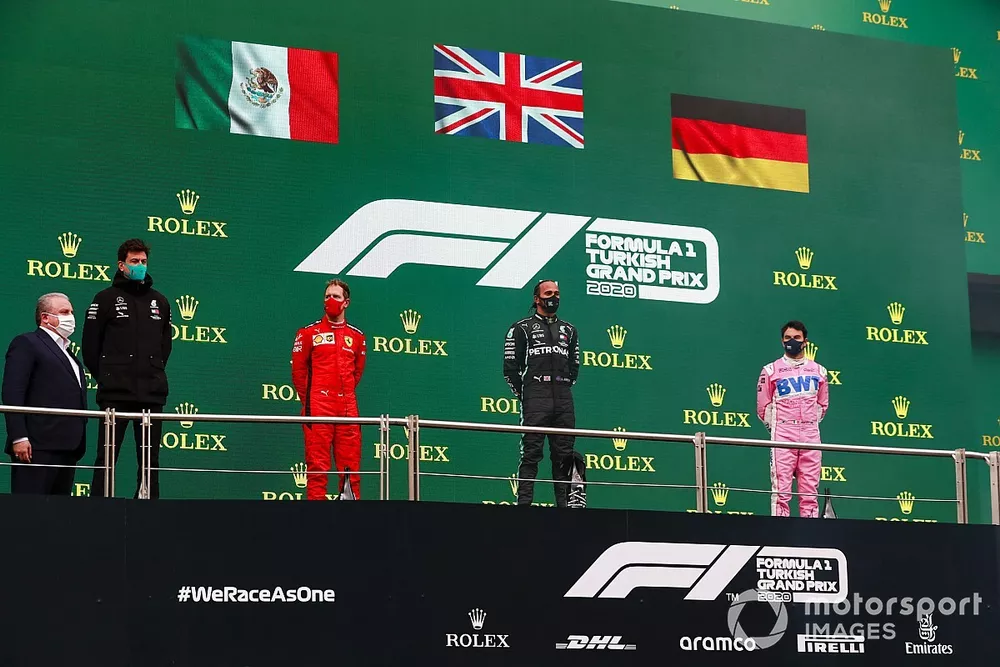Podio: ganador y campe&oacute;n del mundo Lewis Hamilton, Mercedes-AMG F1, segundo lugar Sergio P&eacute;rez, Racing Point, y tercer lugar Sebasti&aacute;n Vettel, Ferrari