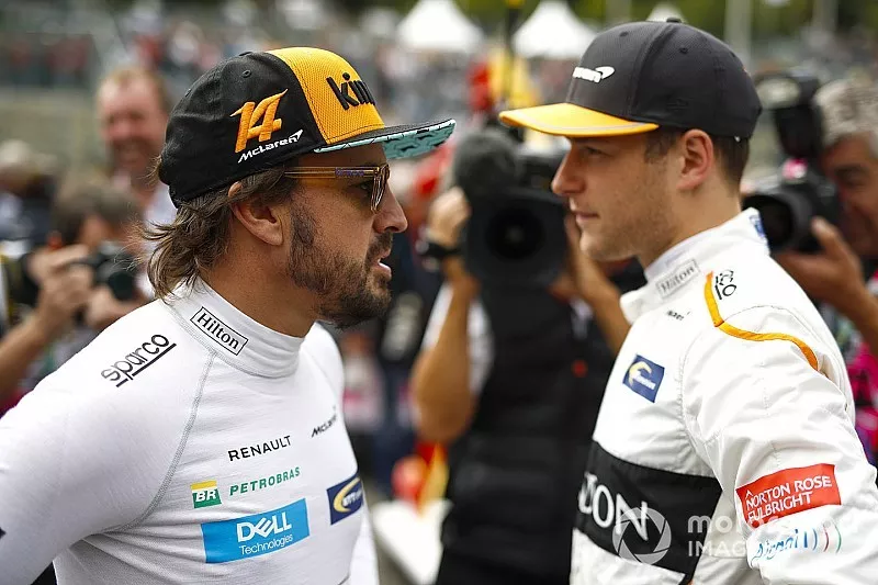 Fernando Alonso, McLaren, in gesprek met Stoffel Vandoorne, McLaren
