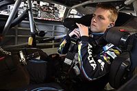 Byron gana una ca&oacute;tica carrera virtual de NASCAR