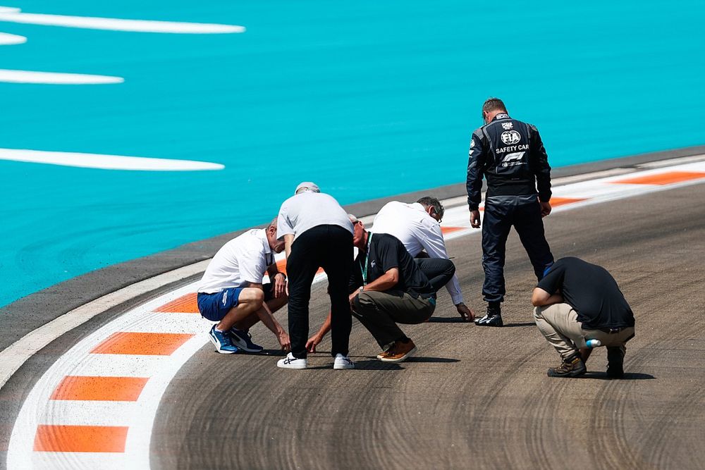 Officials, waaronder Niels Wittich, Race Director, FIA, Bernd Maylander, Safety Car Driver, inspecteren de baan