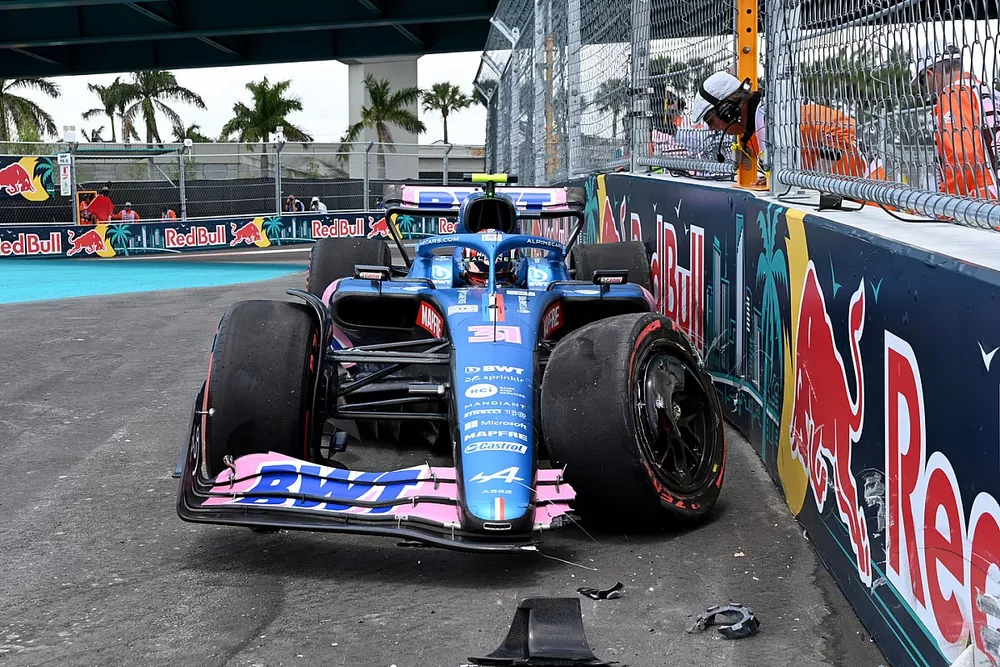 Esteban Ocon, Alpine A522, crashes out
