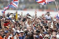 En Inglaterra piden a la F1 posponer la calificaci&oacute;n debido al futbol