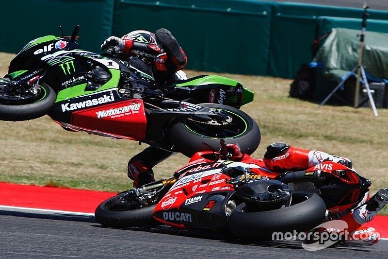 Caída de Chaz Davies y  Jonathan Rea