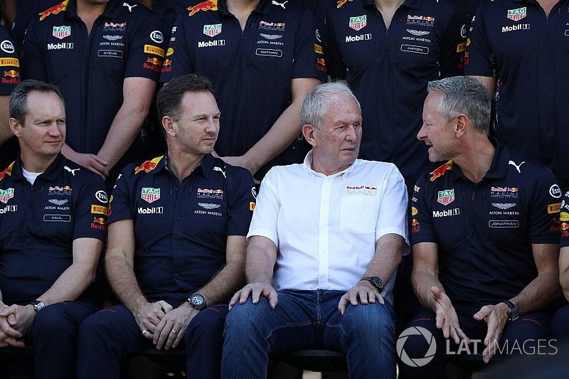 Paul Monaghan, Red Bull Racing jefe de ingenieros, Christian Horner, director de Red Bull Racing Team , Dr Helmut Marko, Red Bull Motorsport Consultor y Jonathan Wheatley, Red Bull Racing Manager en la foto de equipo  Red Bull Racing