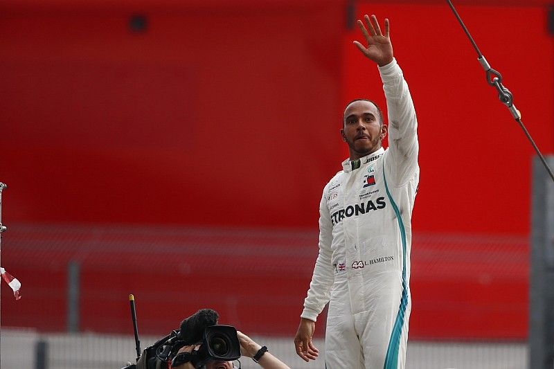 Ganador de la carrera Lewis Hamilton, Mercedes AMG F1 W09, celebra en parc ferme
