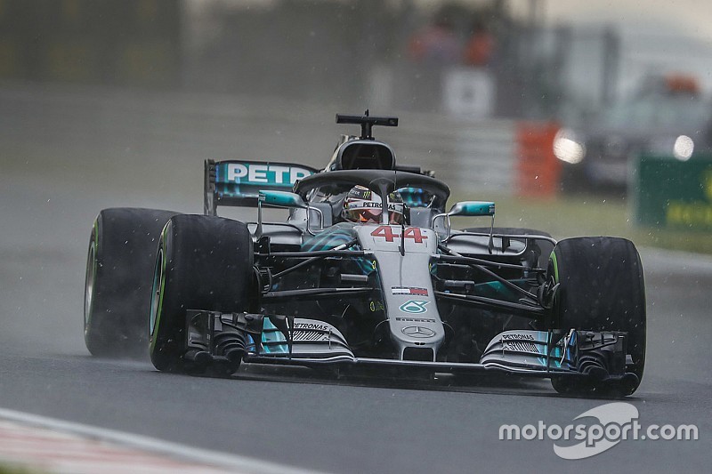 Hamilton grijpt pole in natte Hongaarse kwalificatie, Verstappen op P7