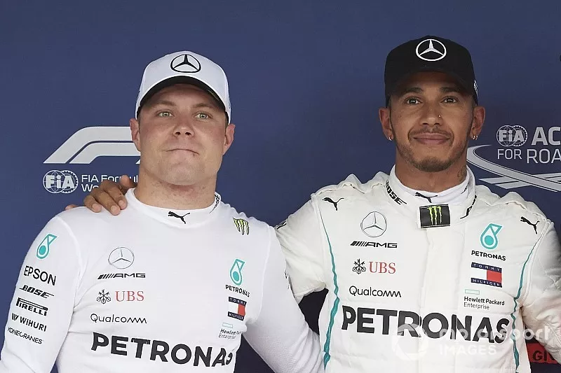 Valtteri Bottas, Mercedes AMG F1, et le poleman Lewis Hamilton, Mercedes AMG F1