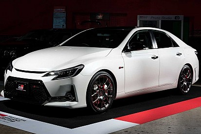 Toyota представила Mark X з атмосферником V6 та ручною коробкою