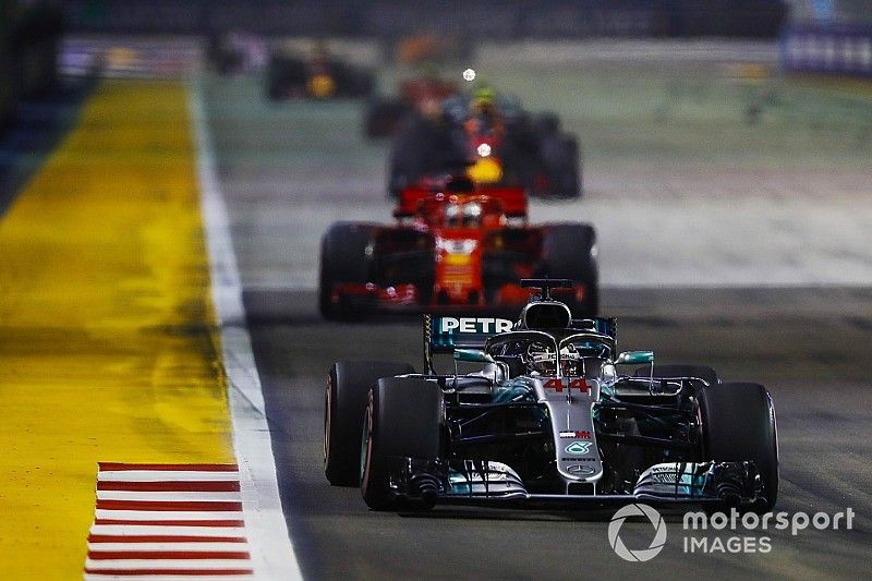 Lewis Hamilton, Mercedes AMG F1 W09 EQ Power+, leads Sebastian Vettel, Ferrari SF71H, Max Verstappen, Red Bull Racing RB14, and the rest of the field