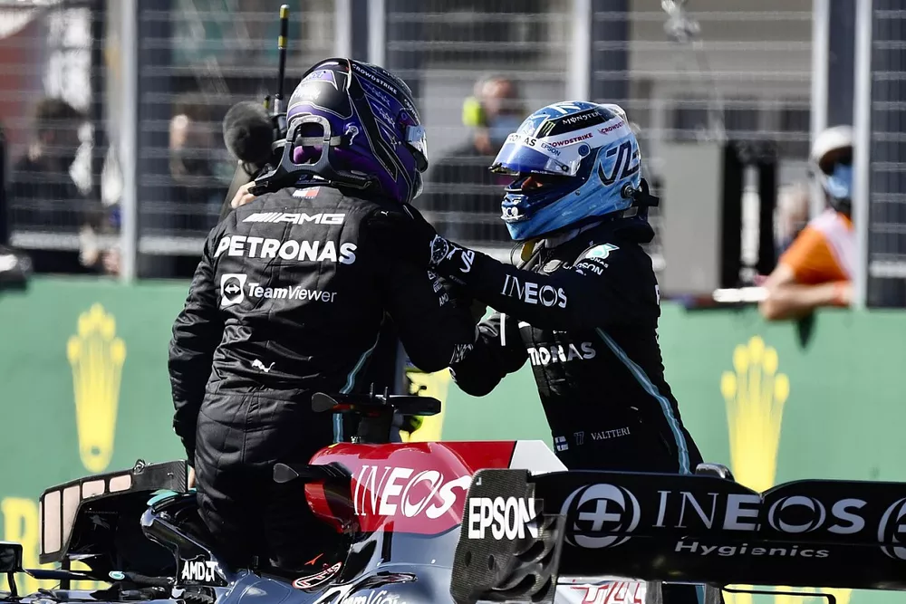 Le poleman Lewis Hamilton, Mercedes, et Valtteri Bottas, Mercedes, se f&eacute;licitent dans le parc ferm&eacute;