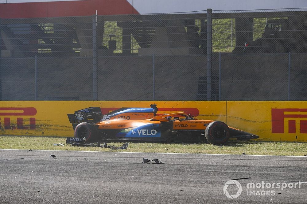 Carlos Sainz Jr., McLaren MCL35 despu&eacute;s de chocar