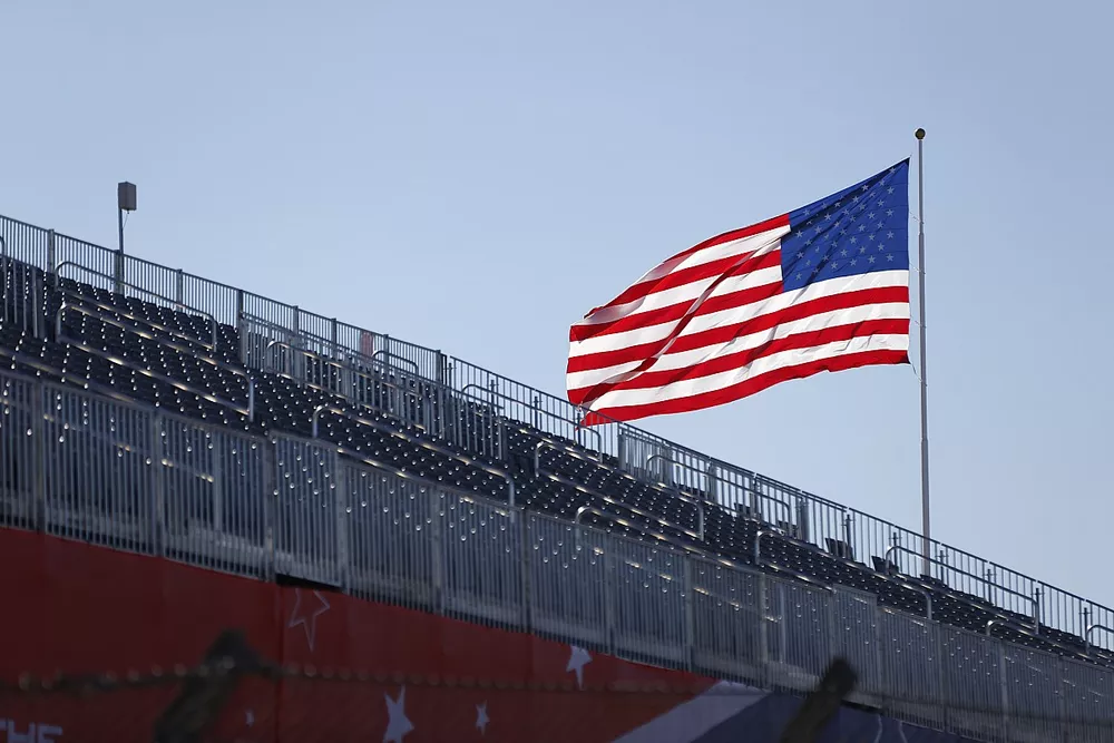 Vista general de la pista con la bandera de Estados Unidos