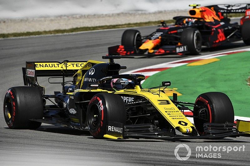 Daniel Ricciardo, Renault R.S.19, leads Pierre Gasly, Red Bull Racing RB15