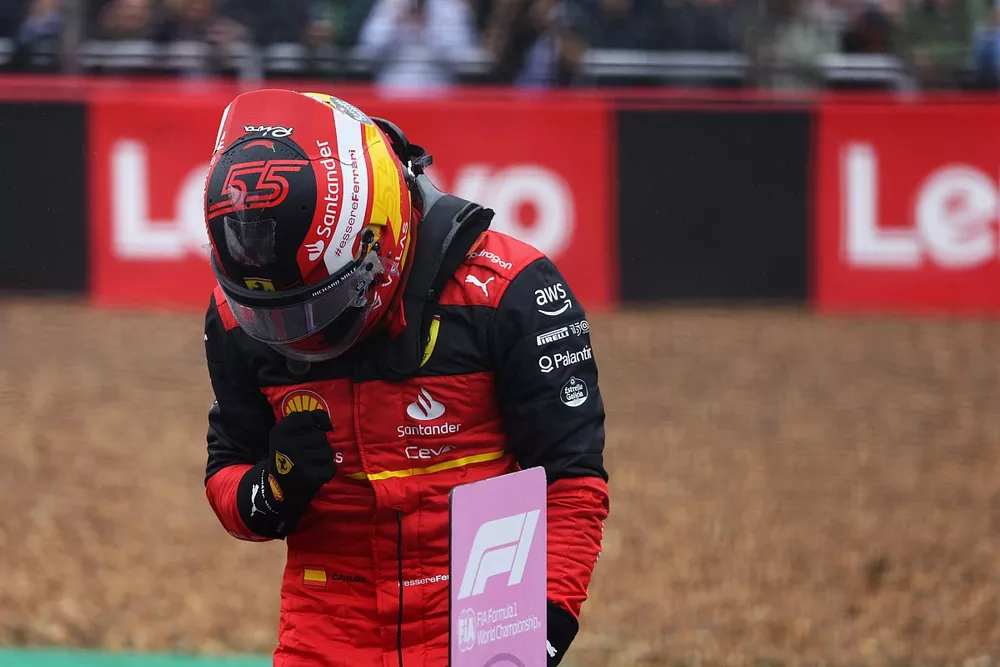 Le poleman Carlos Sainz, Ferrari, f&ecirc;te dans le parc ferm&eacute;