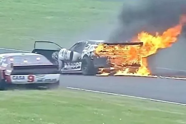 Carro de Mazzacane em chamas
