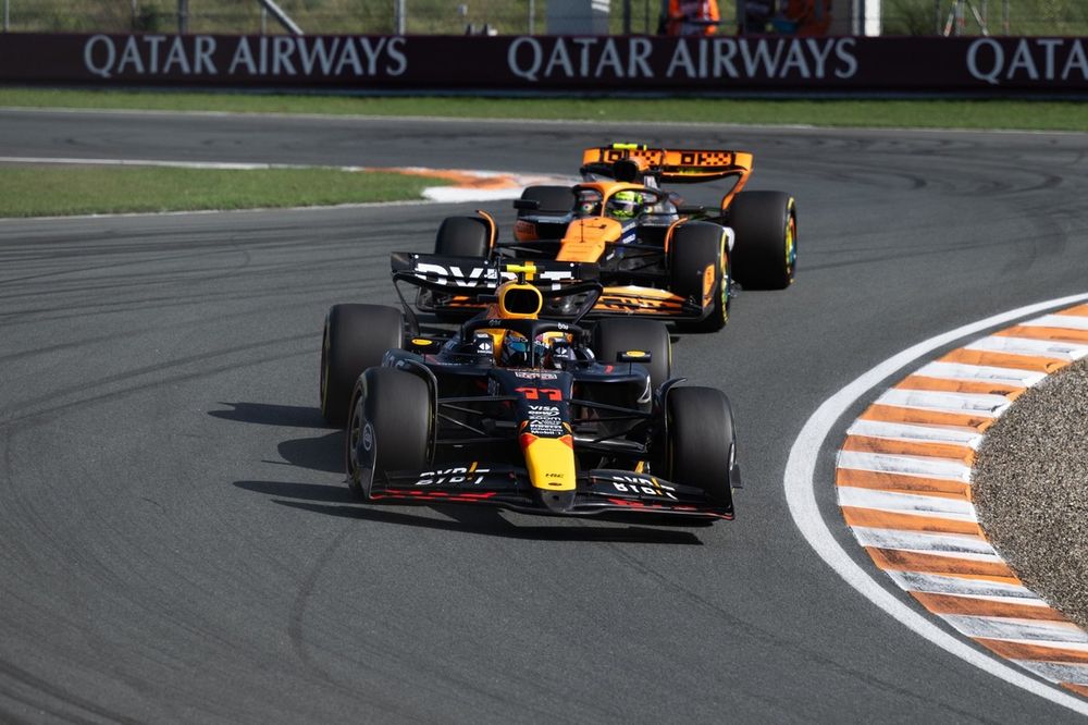 Sergio Perez, Red Bull Racing RB20, Lando Norris, McLaren MCL38