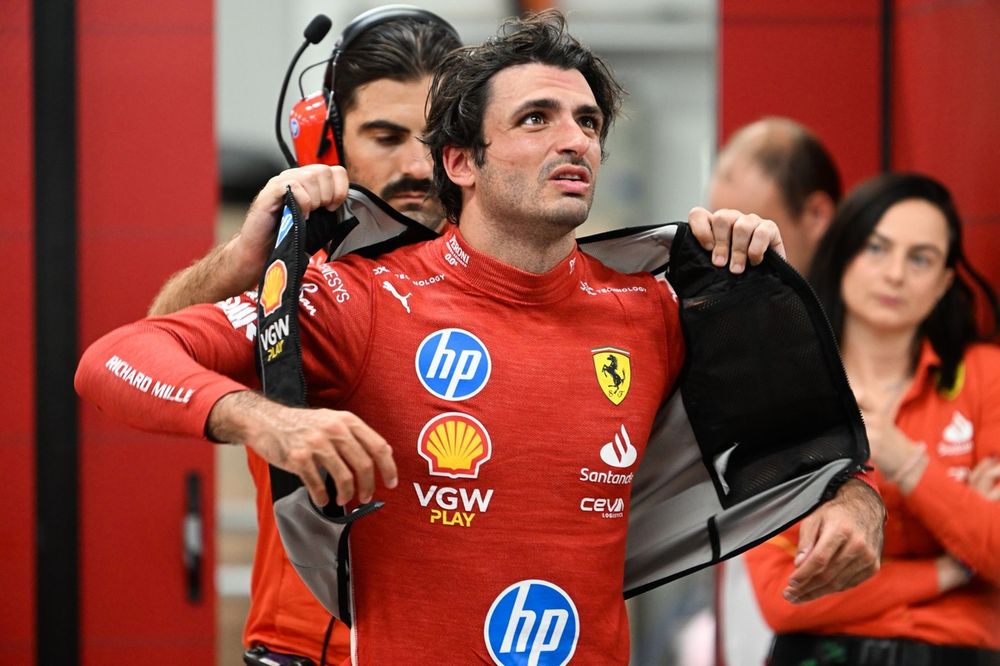 Carlos Sainz, Scuderia Ferrari, se pone su chaleco de refrigeracion