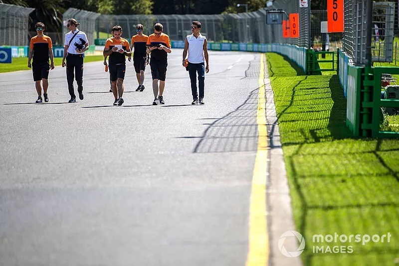Lando Norris, McLaren et son équipe lors de la reconnaissance du circuit