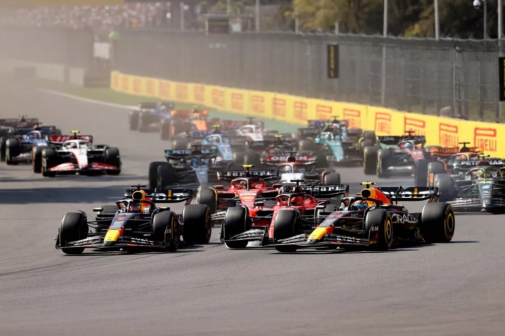 Max Verstappen, Red Bull Racing RB19 lucha con Charles Leclerc, Ferrari SF-23, Sergio Pérez, Red Bull Racing RB19, al inicio de la carrera.
