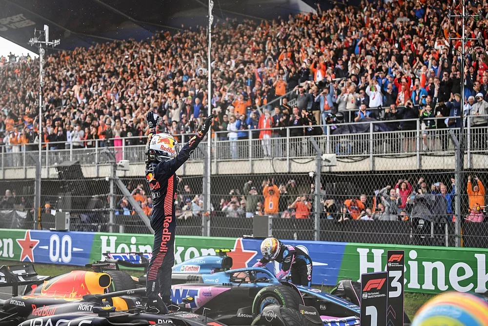 Max Verstappen, Red Bull Racing, vainqueur, arrive dans le parc ferm&eacute;